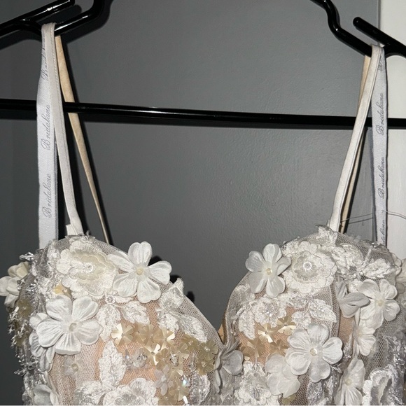 WEDDING DRESS - Picture 7 of 13